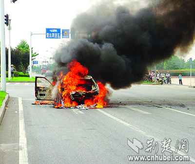 武汉近一周有12辆车因高温天气自燃(图) 14210038_2007071009110343247000.jpg