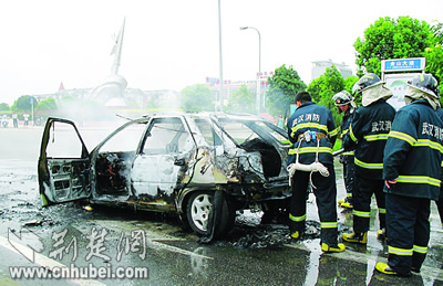 武汉近一周有12辆车因高温天气自燃(图) 14210038_2007071009110347994900.jpg