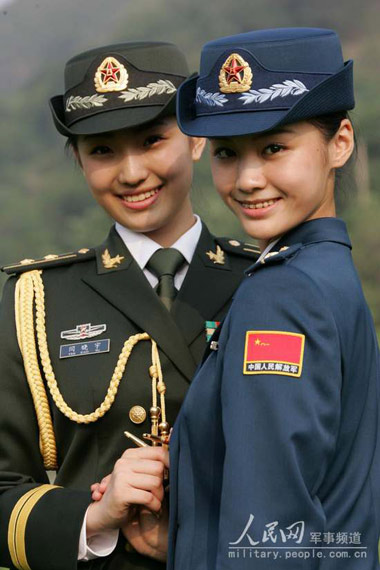 解放军女兵换发新军装 威武之中显秀美(组图) 14200640_2007070508582981895300.jpg